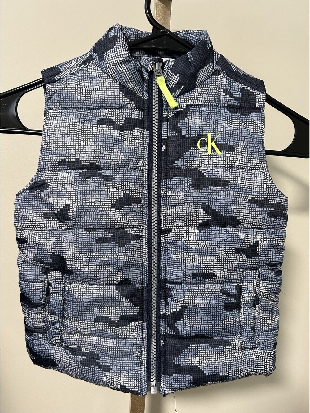 Calvin Klein Jeans boys puffer vest camouflage print blue size 2T B3-0021